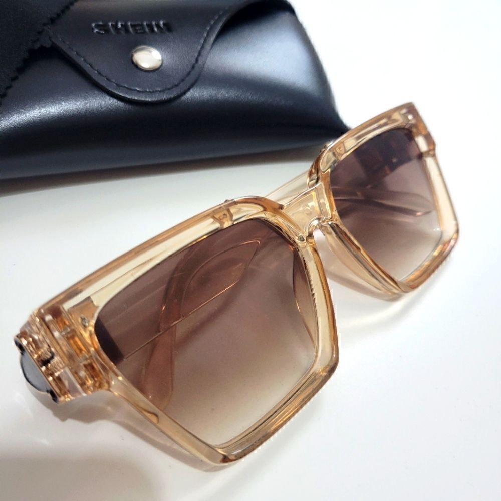 Stylish Transparent Frame Chunky Sunglasses